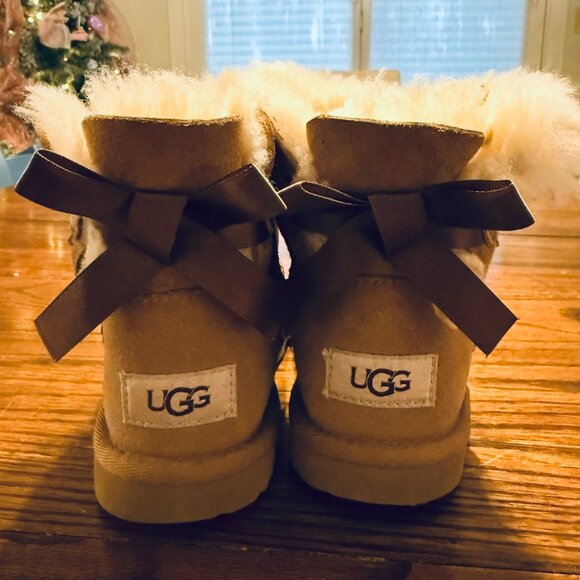 Girls UGG Boots - Picture 1 of 5